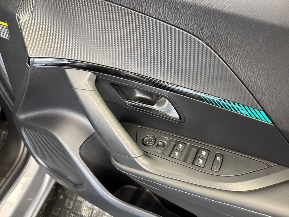 2023 Peugeot 2008 - image 11