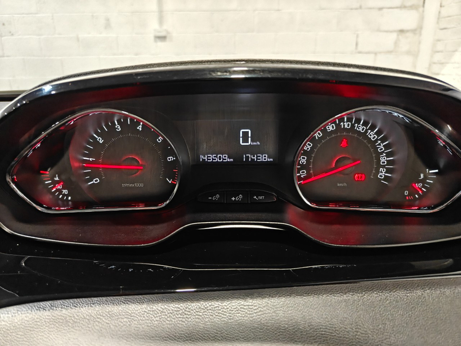 2014 Peugeot 208 - image 20