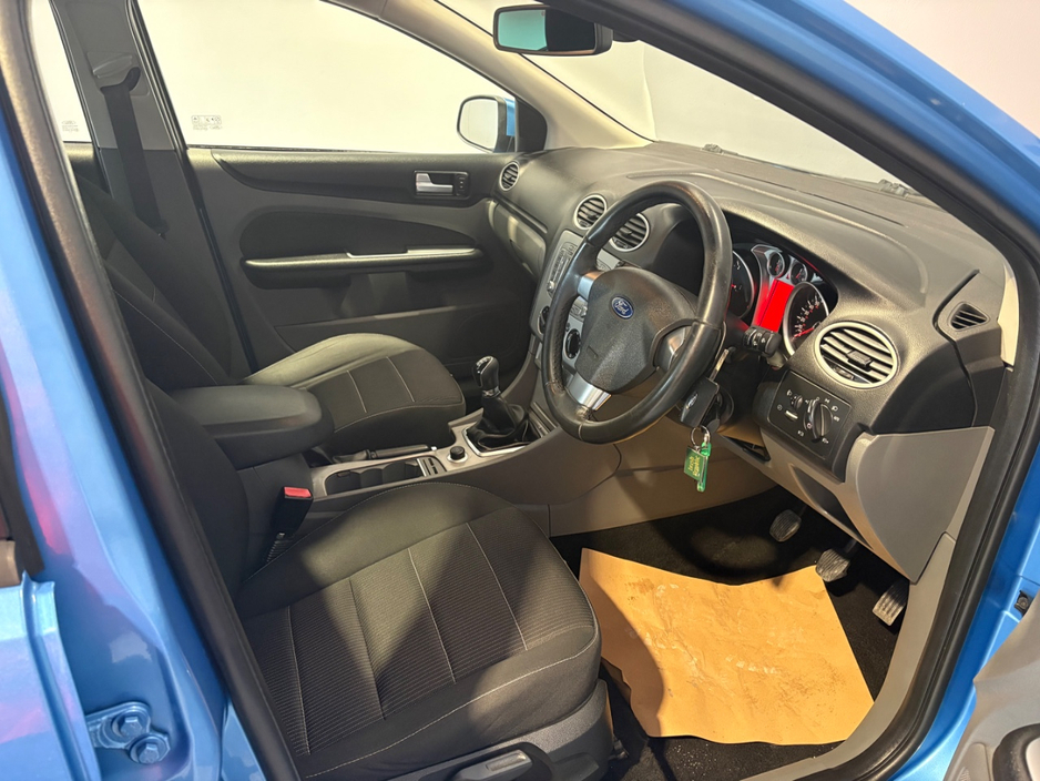 2011 Ford Focus - image 10