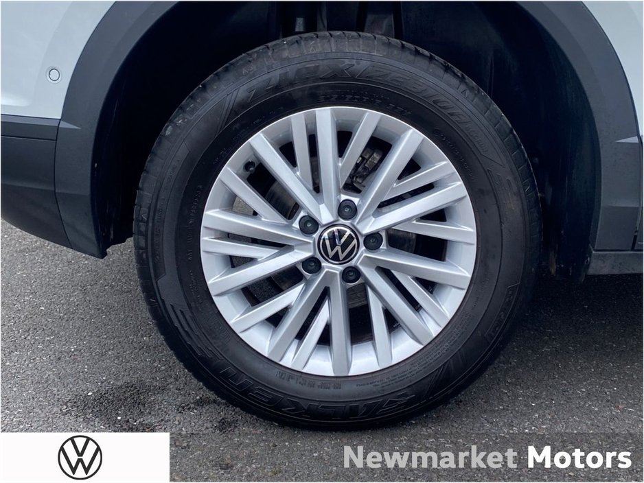 2023 Volkswagen T-Roc - image 9