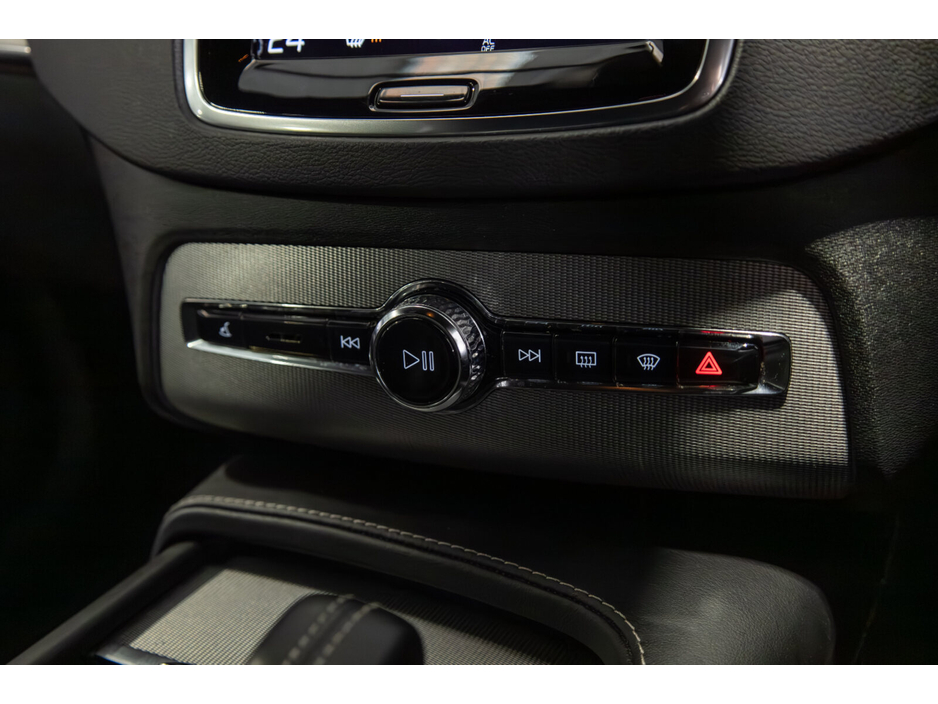 2022 Volvo XC90 PHEV T8 (390hp) R-Design AWD €59,950