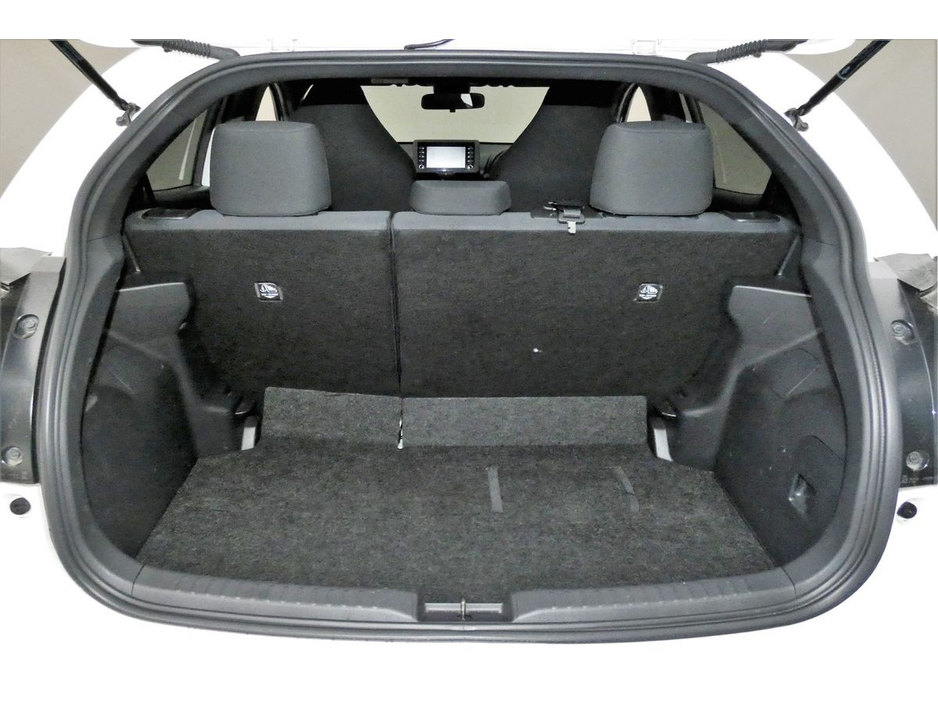 2022 Toyota Yaris - image 25