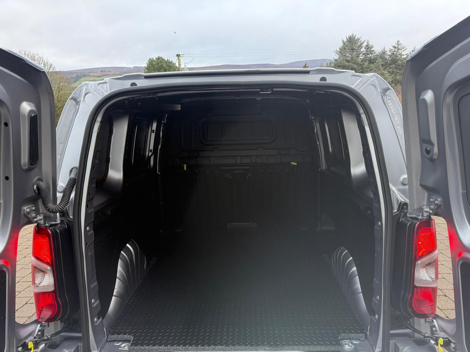 2024 Opel Combo SPORT L1H1-1.5 100PS D-6SP NO VAT! €23,450