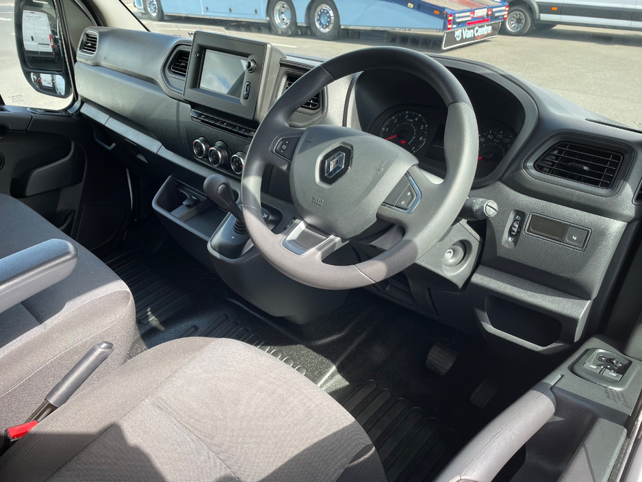 2025 Renault Master - image 17