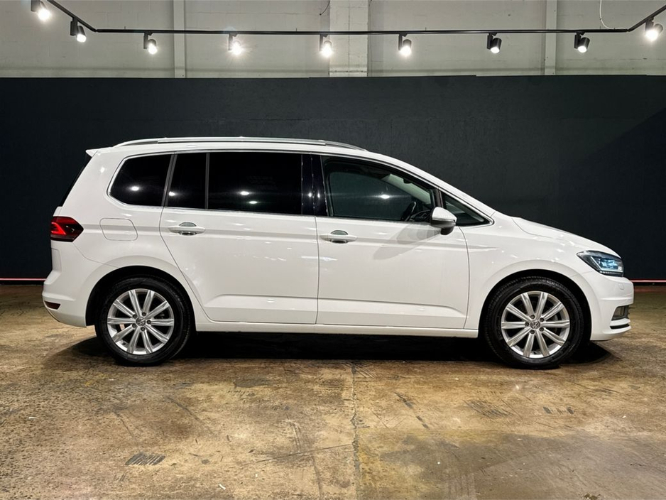 2017 Volkswagen Touran - image 2