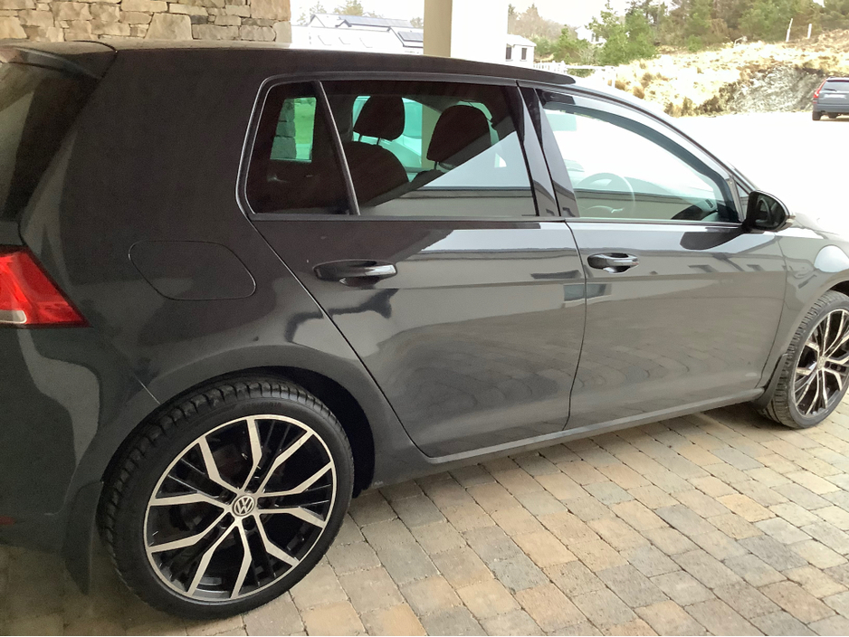 2015 Volkswagen Golf - image 18