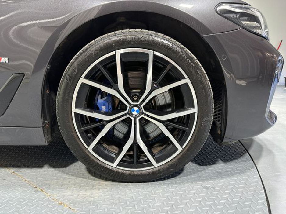 2020 BMW 5 Series - image 24