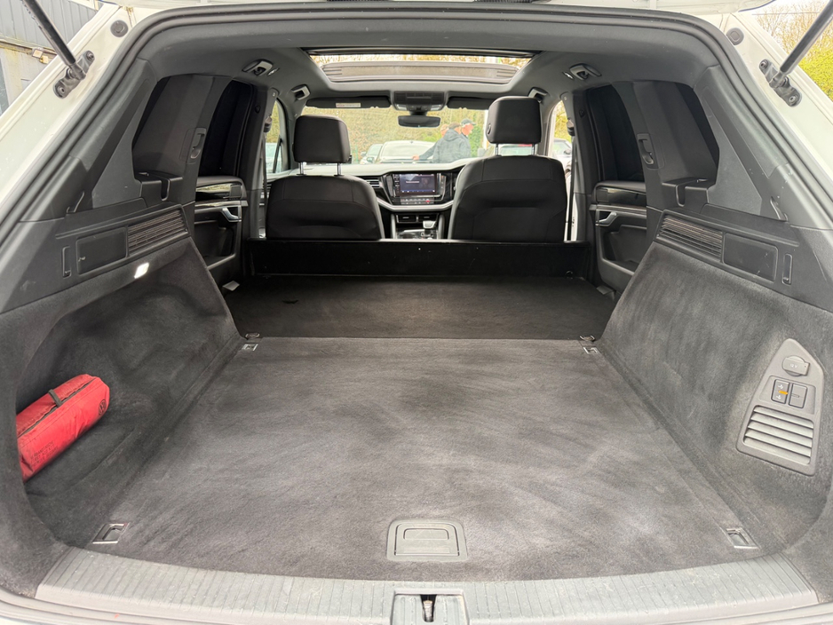 2021 Volkswagen Touareg - image 15