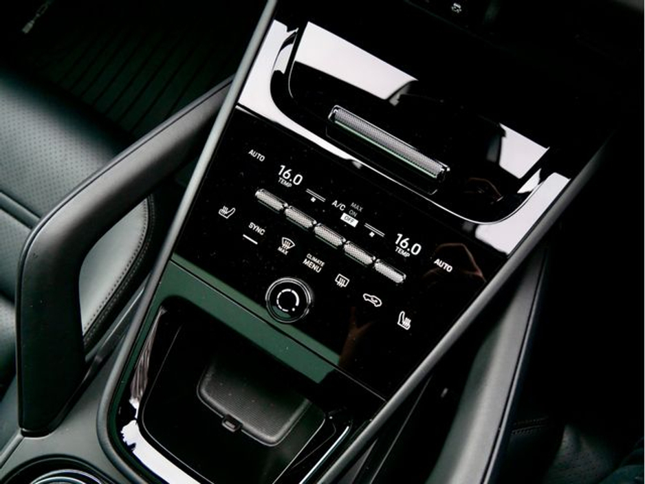 2025 Porsche Cayenne - image 20