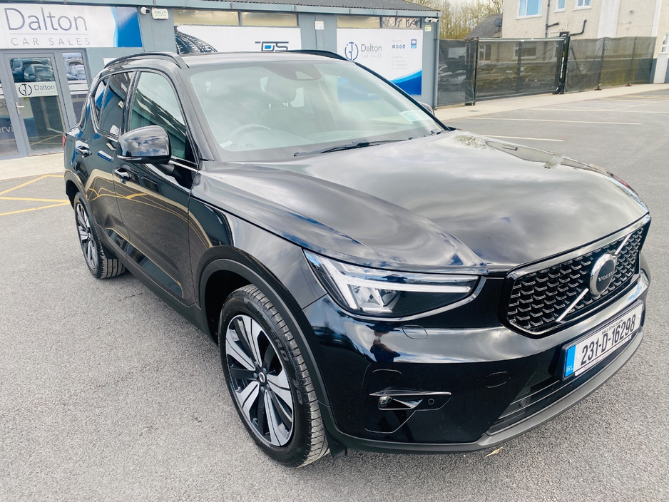 2023 Volvo XC40 - image 3