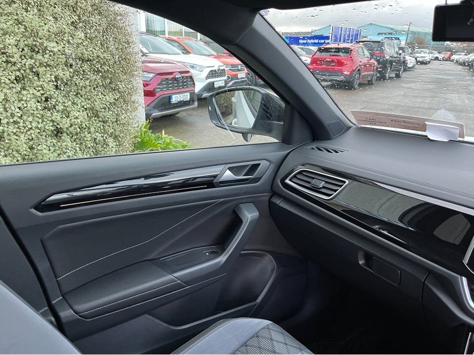 2023 Volkswagen T-Roc R-LINE AUTOMATIC 2.0 DIESEL //HALF LEATHER HEATED SEATS//REVERSE CAMERA//ADAPTIVE CRUISE CONTROL//KEYLESS ENTRY// €31,950