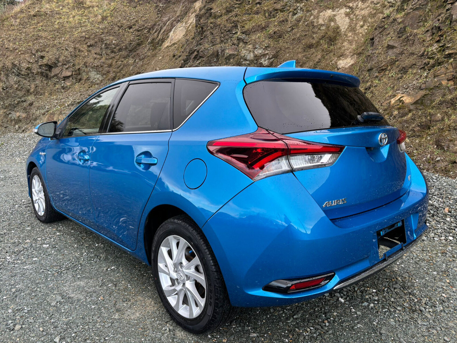 2016 Toyota Auris Hybrid €13,950