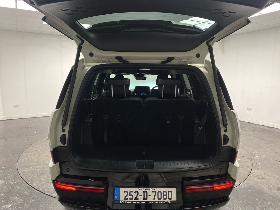 2025 Hyundai Santa Fe - image 9