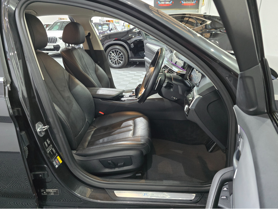 2018 BMW 5 Series - image 7