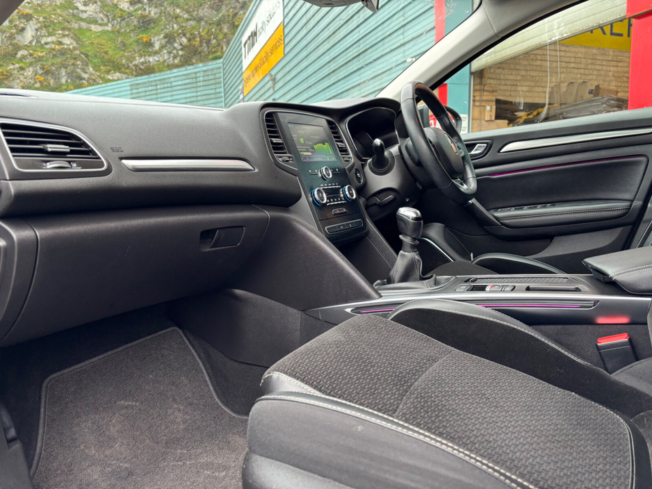 2016 Renault Megane - image 11