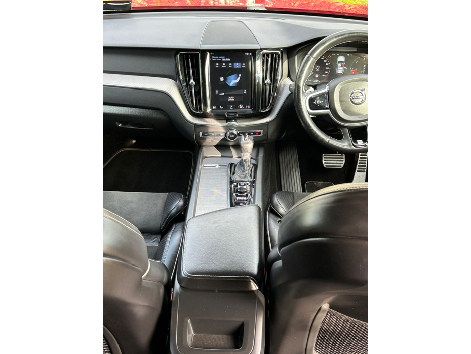 2018 Volvo XC60 - image 10