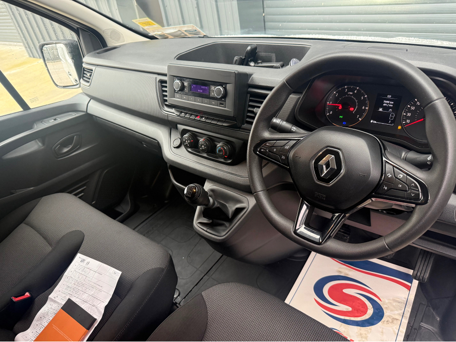 2024 Renault Trafic - image 11