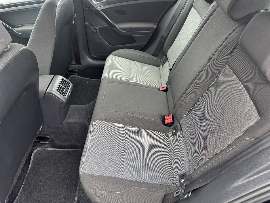 2013 Volkswagen Golf - image 20