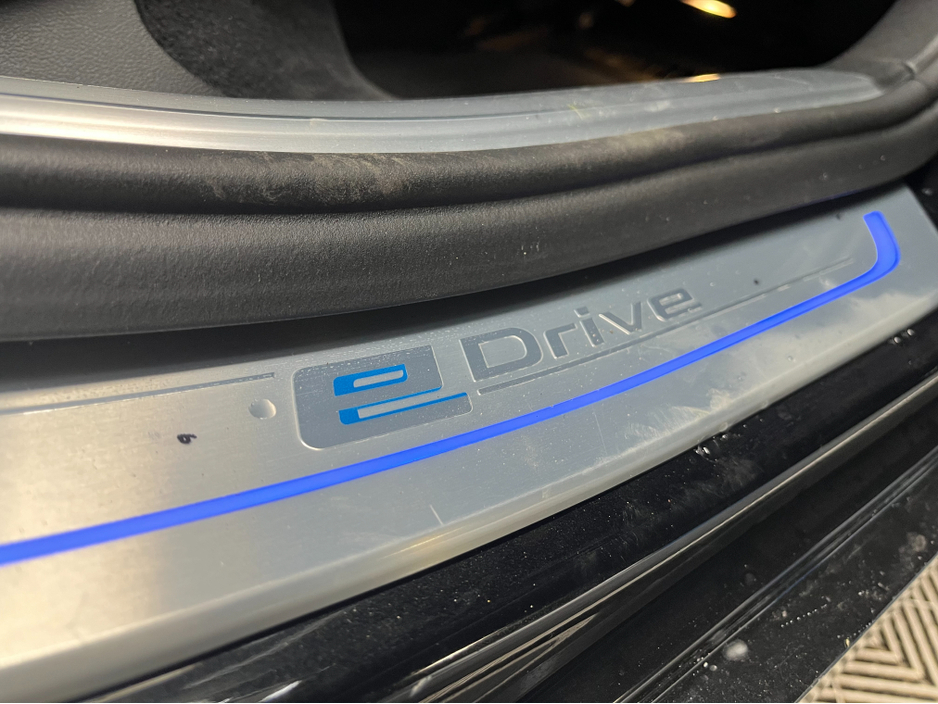 2016 BMW 7 Series - image 11