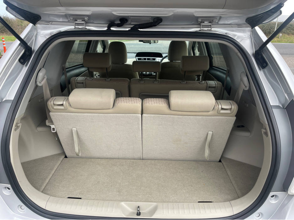 2015 Toyota Prius Alpha - image 9