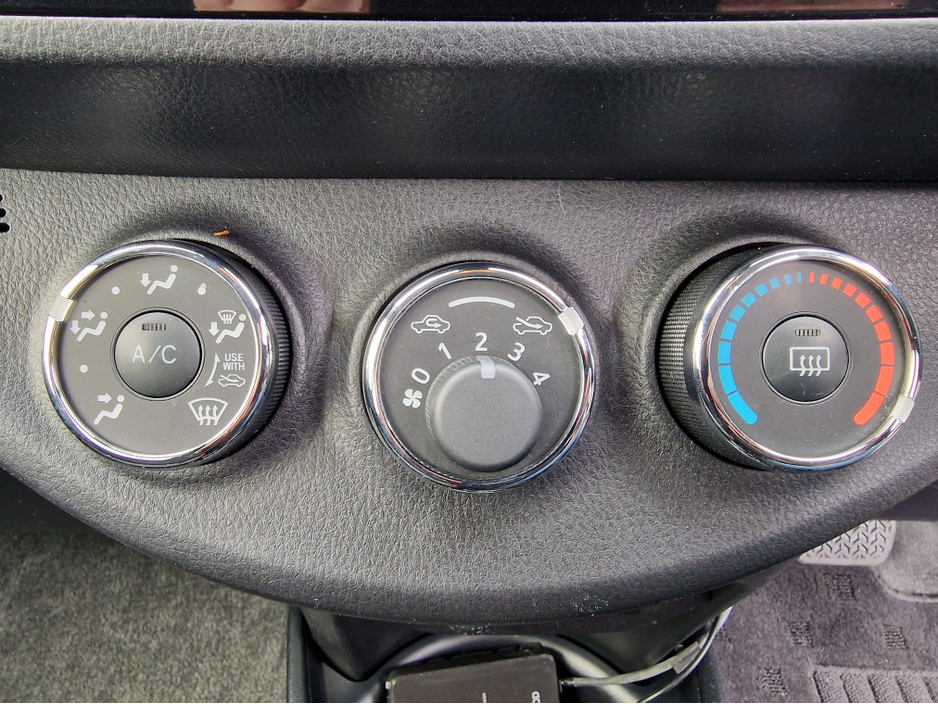 2018 Toyota Yaris - image 23