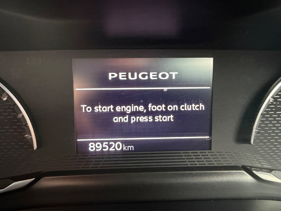 2022 Peugeot 208 - image 8