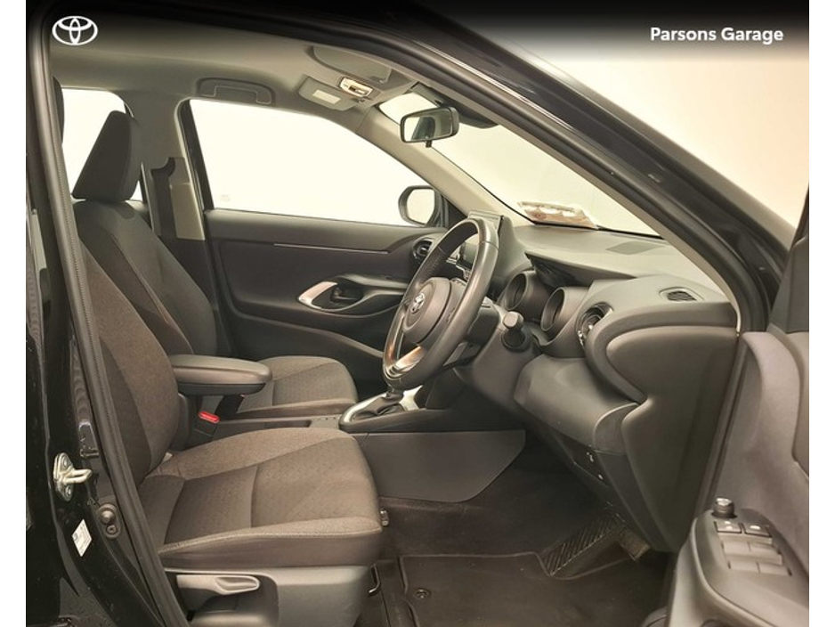 2023 Toyota Yaris Cross - image 8