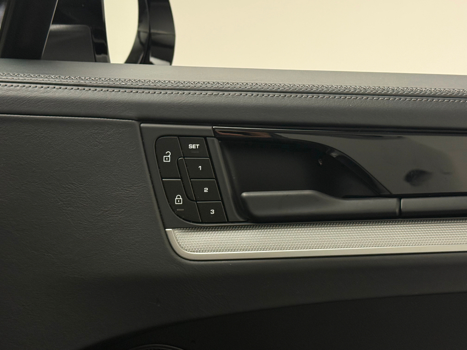 2024 Porsche Cayenne - image 20