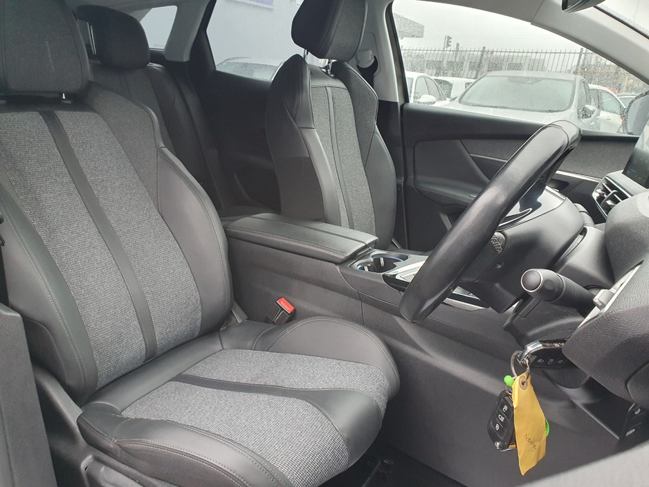 2020 Peugeot 3008 - image 9