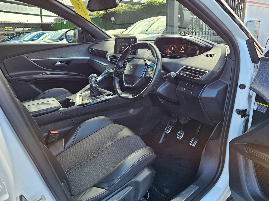 2018 Peugeot 5008 - image 9