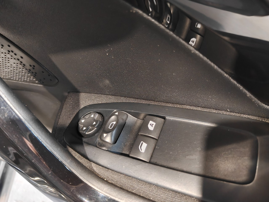 2014 Peugeot 208 - image 19