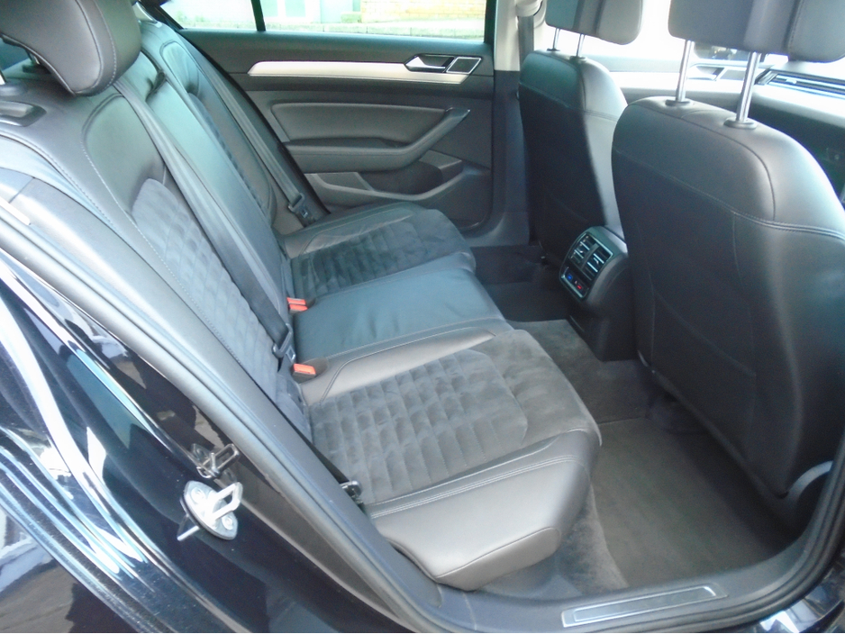 2016 Volkswagen Passat - image 8