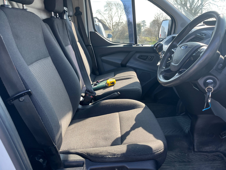 2017 Ford Transit Custom - image 5