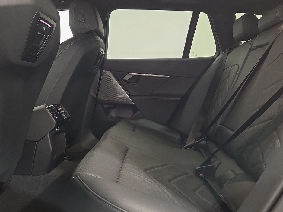 2025 BMW 5 Series - image 11