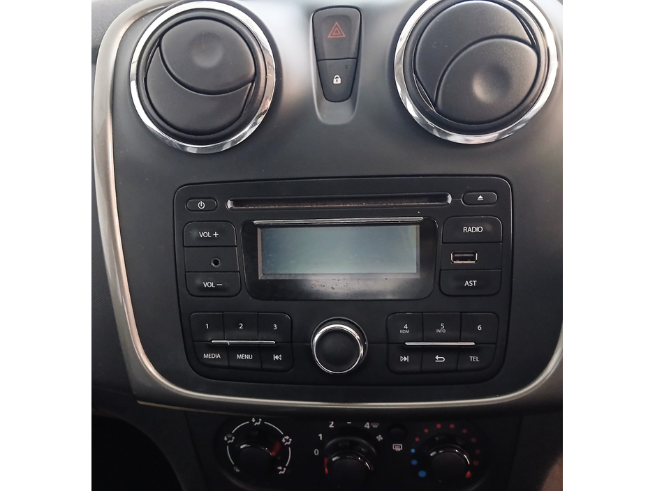 2015 Dacia Sandero - image 10