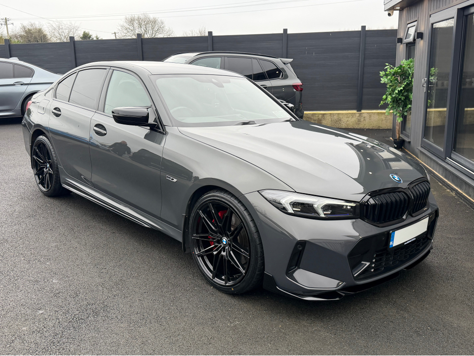 2023 BMW 3 Series - image 5