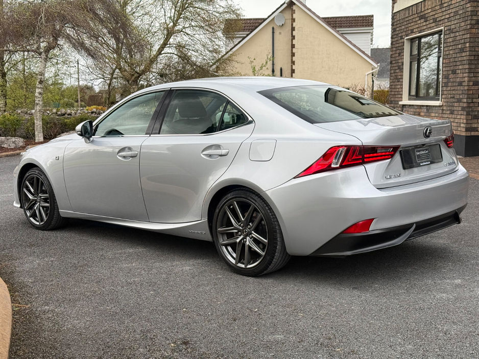 2015 Lexus IS 300 h - image 5
