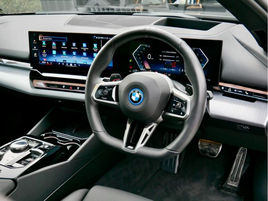 2025 BMW 5 Series - image 20