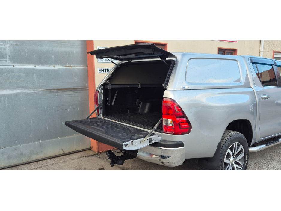 2017 Toyota Hilux - image 8