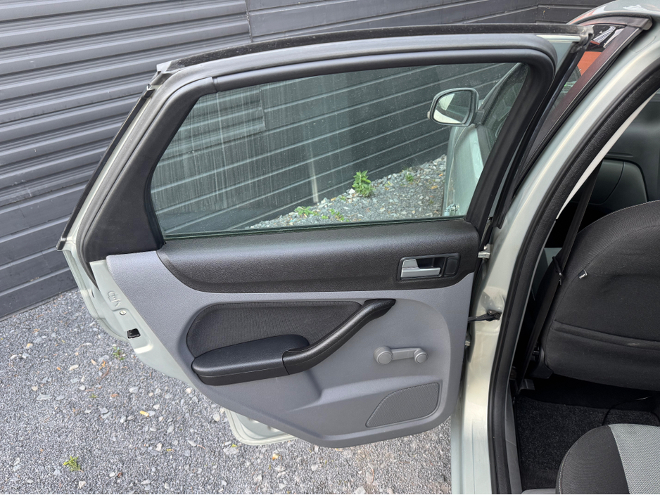 2010 Ford Focus - image 18