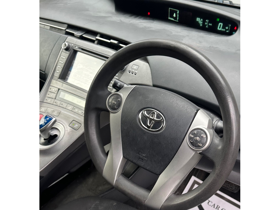 2013 Toyota Prius - image 8