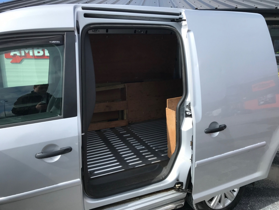 2015 Volkswagen Caddy - image 22