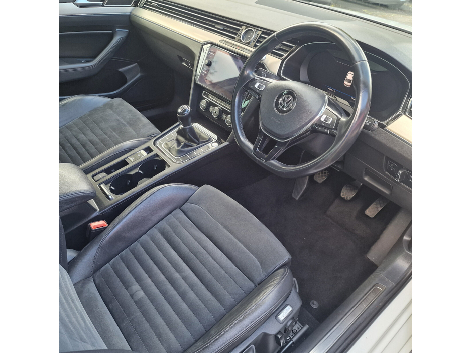 2019 Volkswagen Passat - image 12