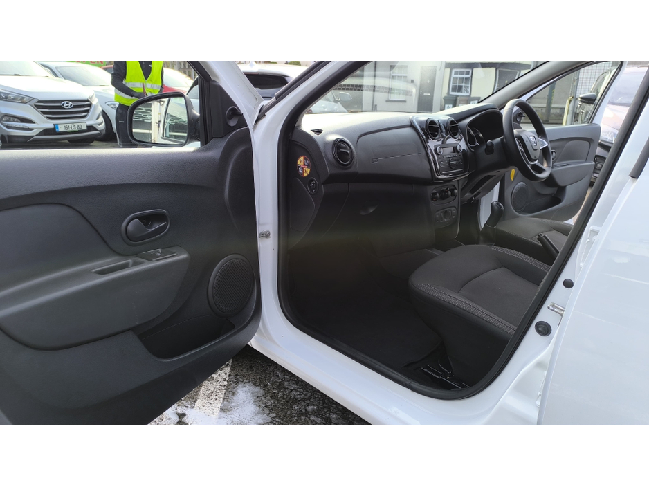 2017 Dacia Sandero - image 7