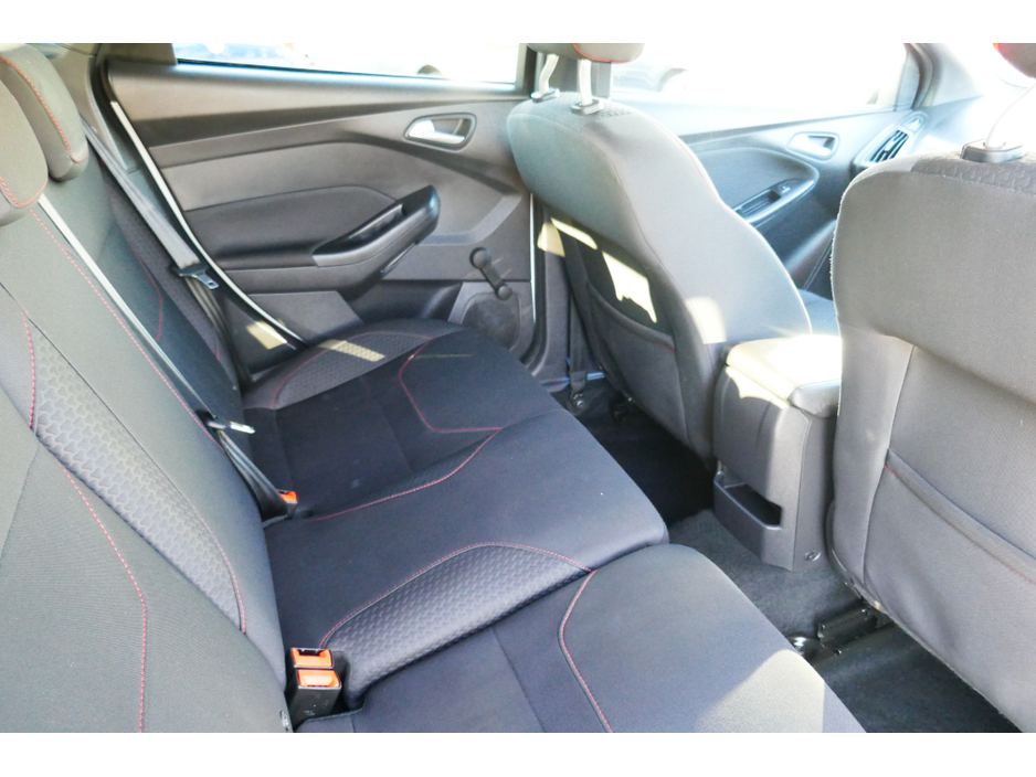 2018 Ford Focus - image 15