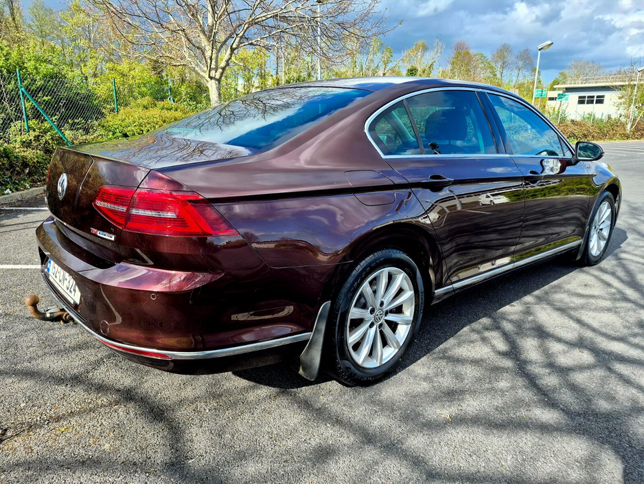 2015 Volkswagen Passat - image 4