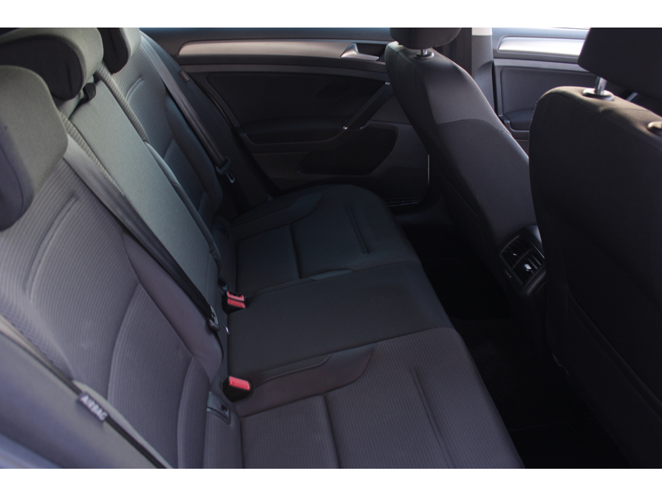 2016 Volkswagen Golf - image 16