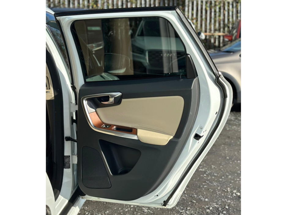 2017 Volvo XC60 - image 11