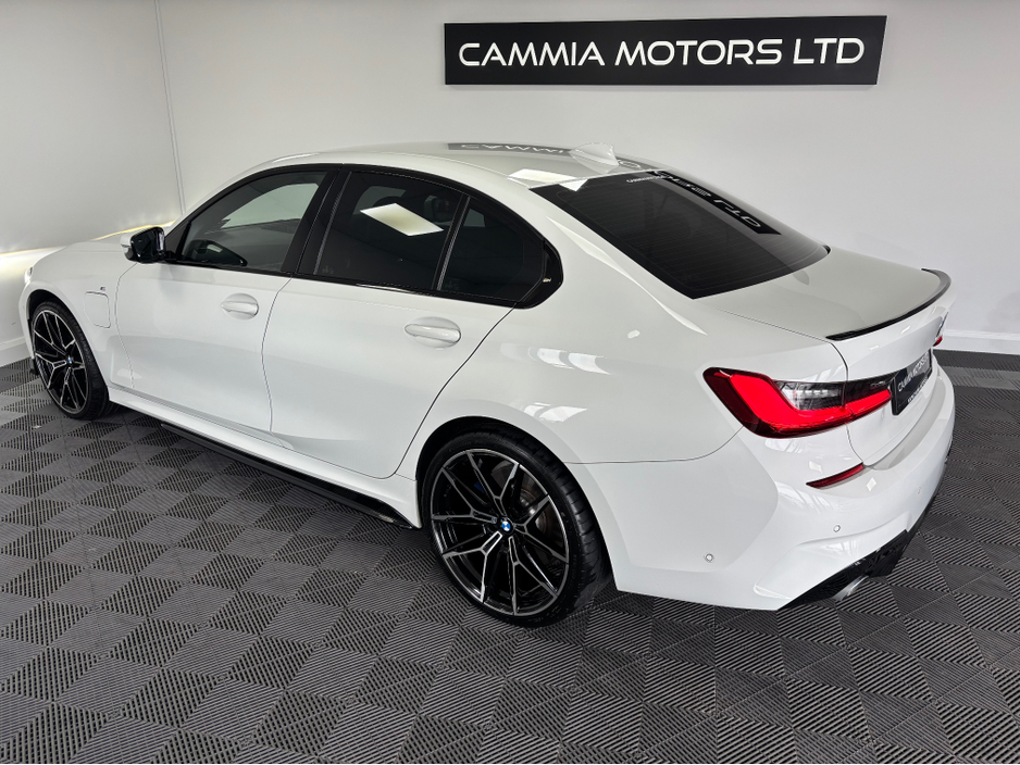 2020 BMW 3 Series - image 2