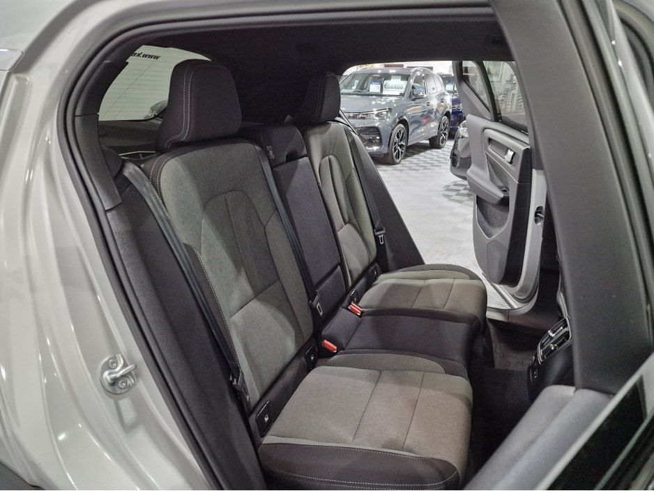 2022 Volvo XC40 T4 RECHARGE PLUS DARK AUTOMATIC **ONE OWNER / APPLE CARPLAY / BLIND SPOT ASSIST / CRUISE CONTROL / ELECTRIC BOOTLID / HEATED FRONT & REAR SEATS / REVERSE CAMERA / SAT NAV / WIRELESS PHONE CHARGING** €33,900